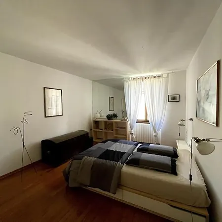 Grande In Area Storica Di Lägenhet *